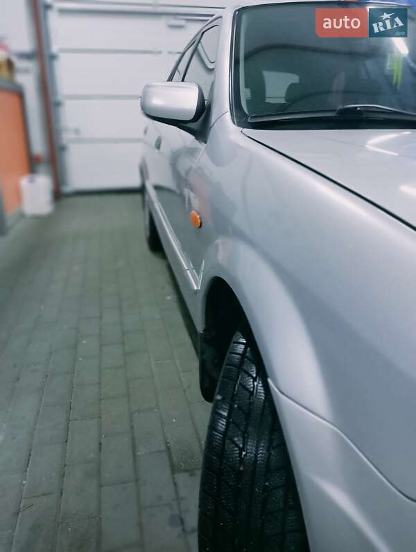 Хэтчбек Mazda 323 2001 в Киеве