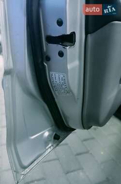 Хэтчбек Mazda 323 2001 в 