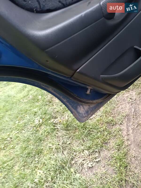 Хэтчбек Mazda 323 2000 в Рудки