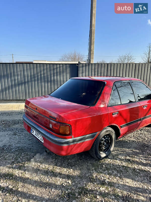 Седан Mazda 323 1992 в Вараші