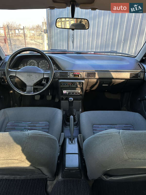 Седан Mazda 323 1992 в Вараші