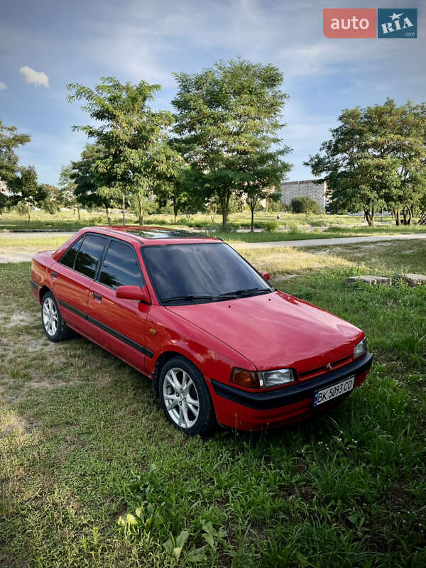 Седан Mazda 323 1992 в Вараші