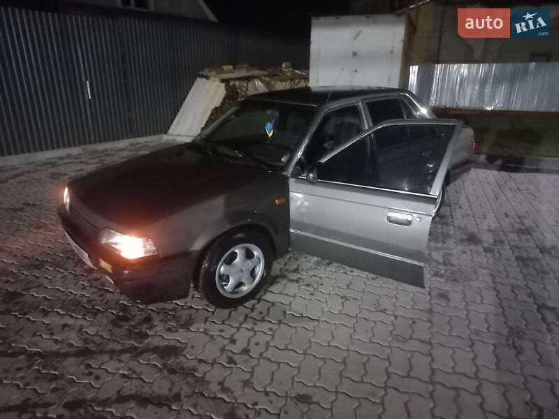 Mazda 323 1989 Mazda 323 1989