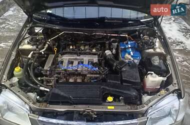 Хэтчбек Mazda 323 2000 в 