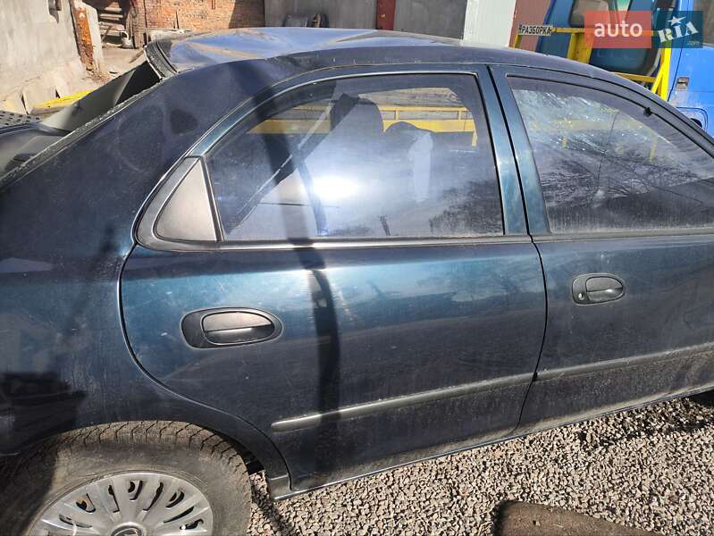 Седан Mazda 323 1996 в Запоріжжі