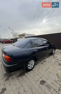 Седан Mazda 323 1997 в 
