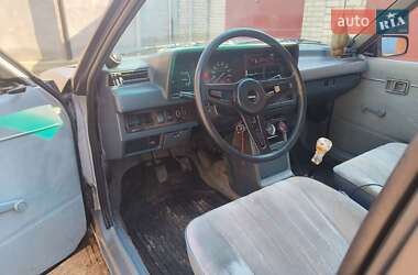 Седан Mazda 323 1984 в 