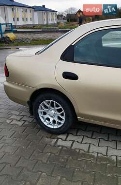 Седан Mazda 323 1996 в 