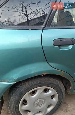 Хетчбек Mazda 323 2002 в 