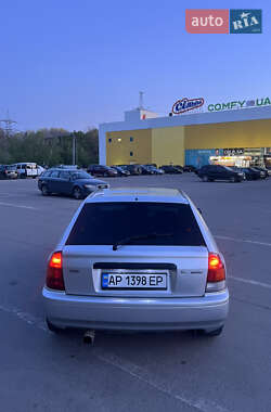 Хэтчбек Mazda 323 1998 в 