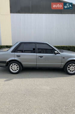 Седан Mazda 323 1986 в 
