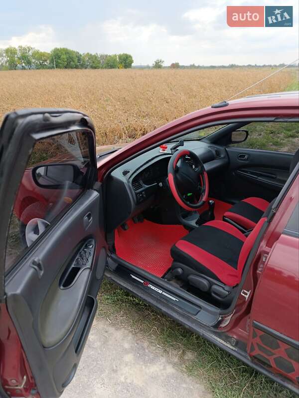 Седан Mazda 323 1996 в Ровно