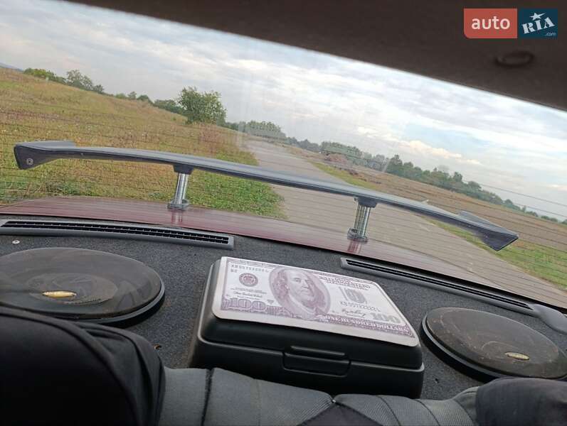 Седан Mazda 323 1996 в Ровно