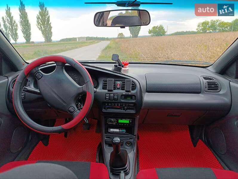 Седан Mazda 323 1996 в Ровно