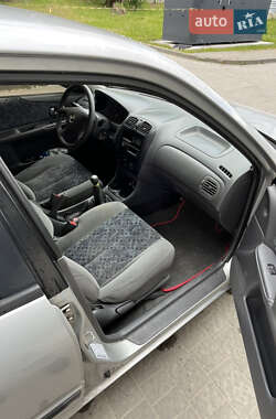 Хетчбек Mazda 323 2001 в 