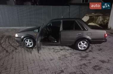 Седан Mazda 323 1989 в 