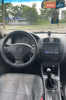 Седан Mazda 323 1998 в 