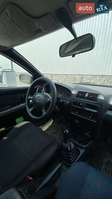 Седан Mazda 323 1998 в Киеве