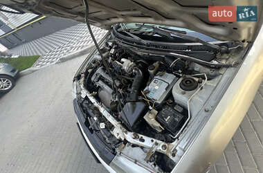 Седан Mazda 323 1998 в 