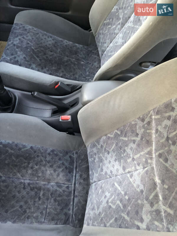 Седан Mazda 323 1998 в Днепре