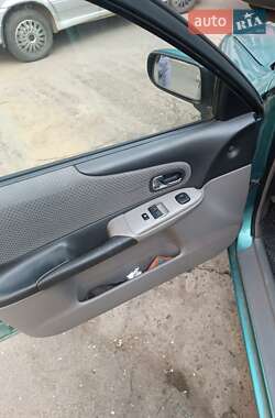 Хэтчбек Mazda 323 2002 в 