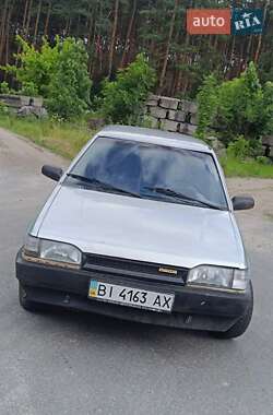 Седан Mazda 323 1989 в Бучі