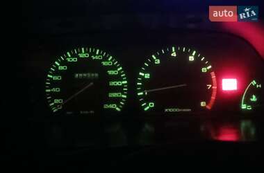 Хэтчбек Mazda 323 1989 в 
