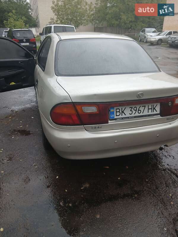 Седан Mazda 323 1995 в Кореці