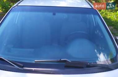 Хэтчбек Mazda 323 2003 в 