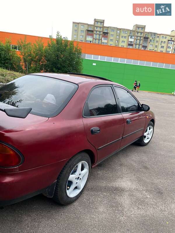 Седан Mazda 323 1996 в Ровно