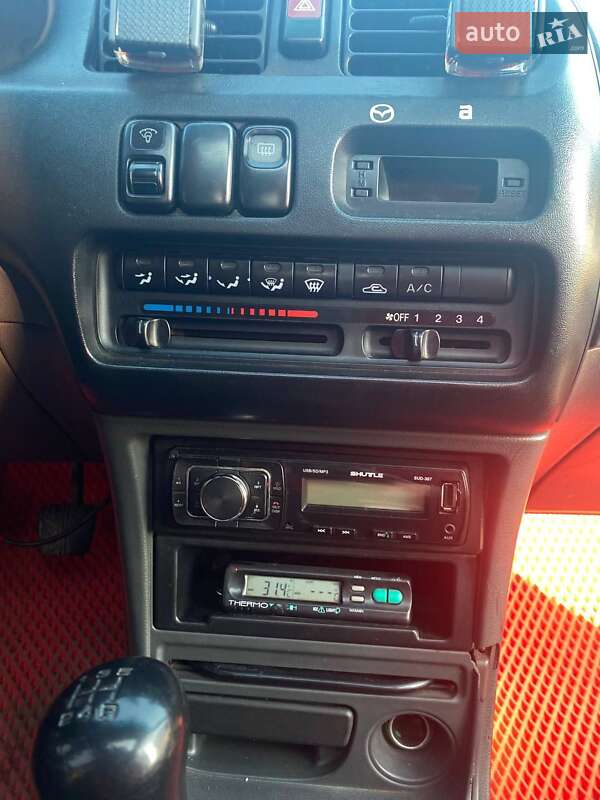 Седан Mazda 323 1996 в Ровно