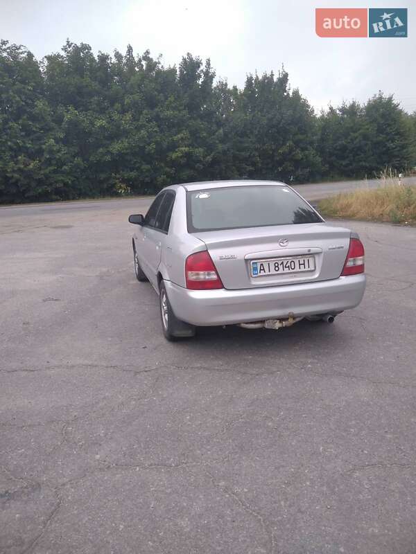 Седан Mazda 323 2002 в Тараще