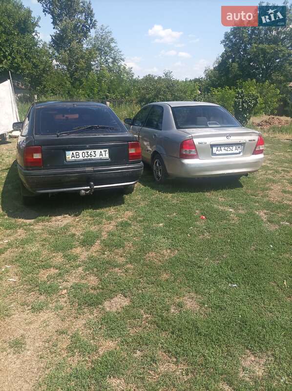 Седан Mazda 323 2001 в Тростянце