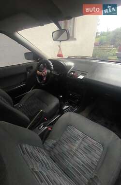 Хэтчбек Mazda 323 1992 в 