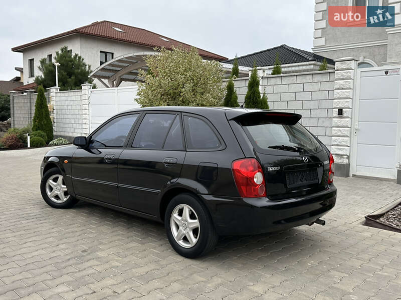 Хэтчбек Mazda 323 2003 в 