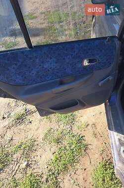 Хэтчбек Mazda 323 2000 в 