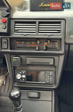 Седан Mazda 323 1988 в 