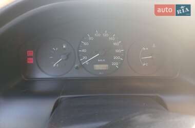 Седан Mazda 323 1998 в 