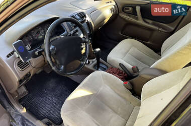 Седан Mazda 323 1999 в 