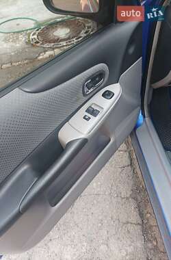 Хэтчбек Mazda 323 2003 в 
