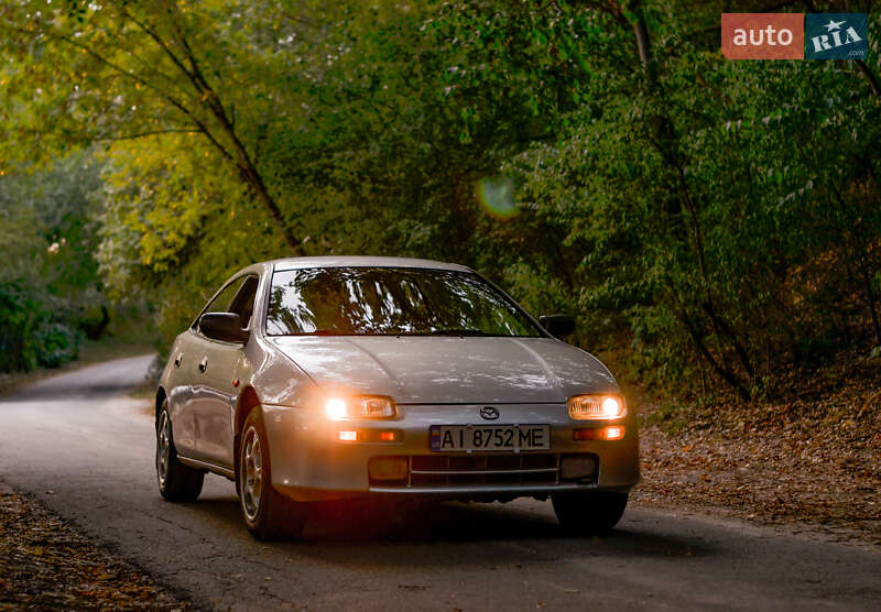 Хэтчбек Mazda 323 1997 в 