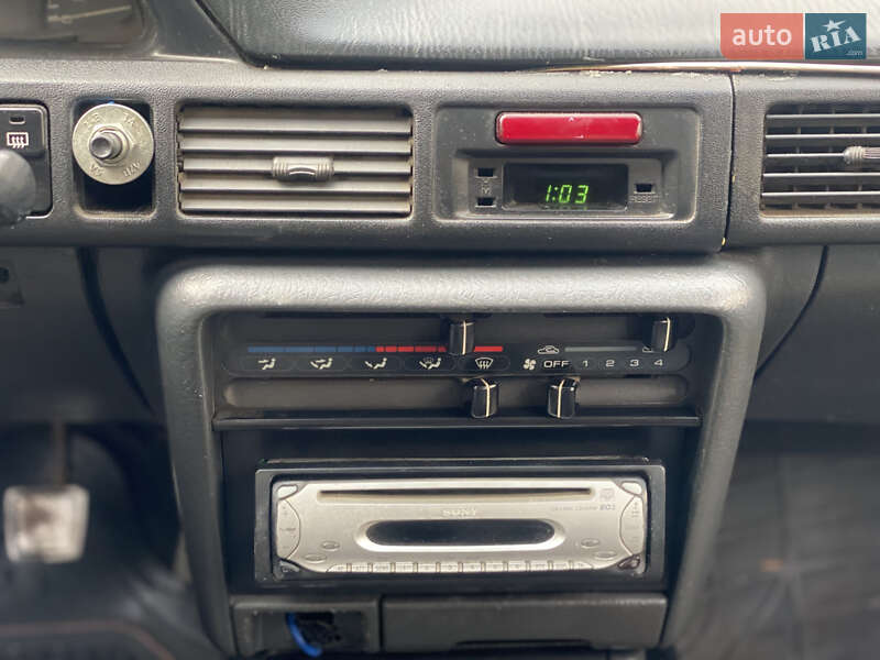 Седан Mazda 323 1996 в Ровно