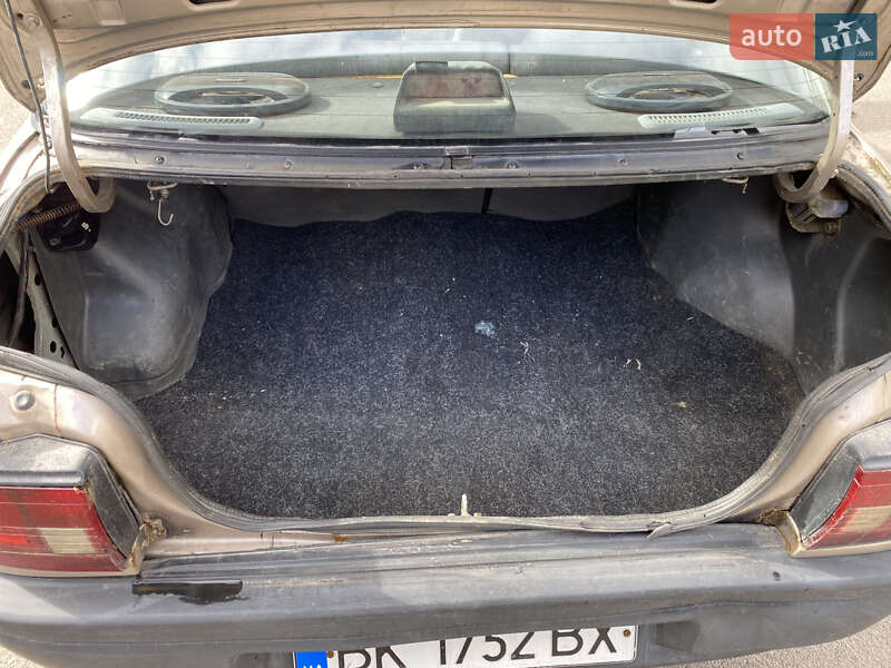 Седан Mazda 323 1996 в Ровно
