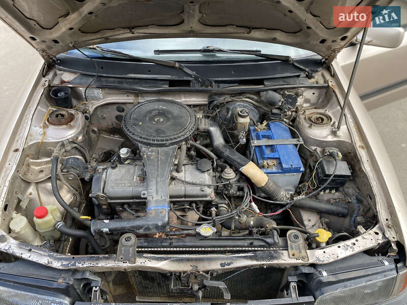 Седан Mazda 323 1996 в Ровно
