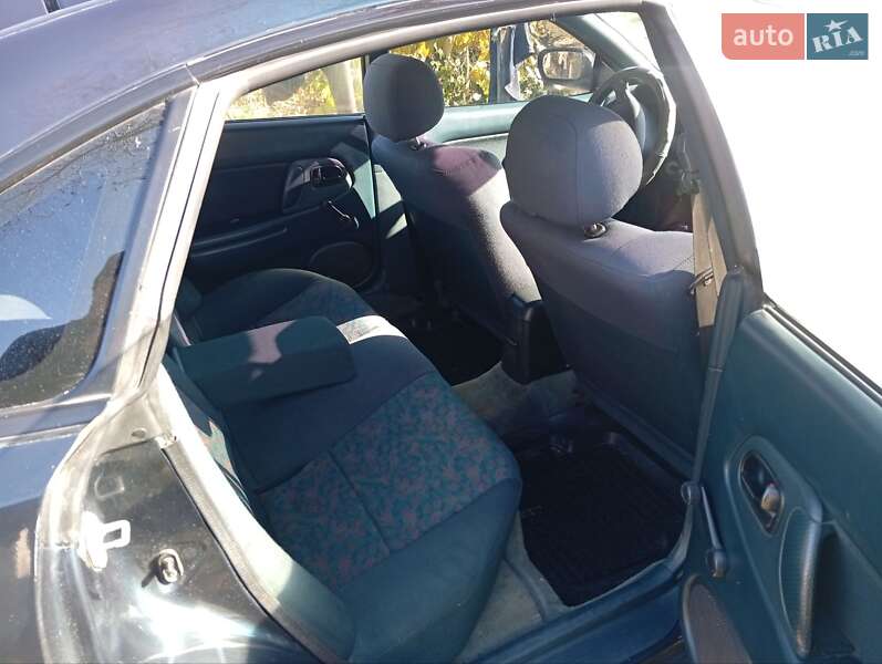 Хэтчбек Mazda 323 1994 в Новоселице