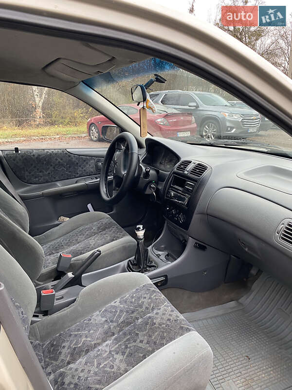 Седан Mazda 323 1999 в Харькове