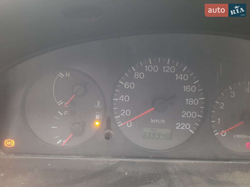 Седан Mazda 323 1998 в Бишеві