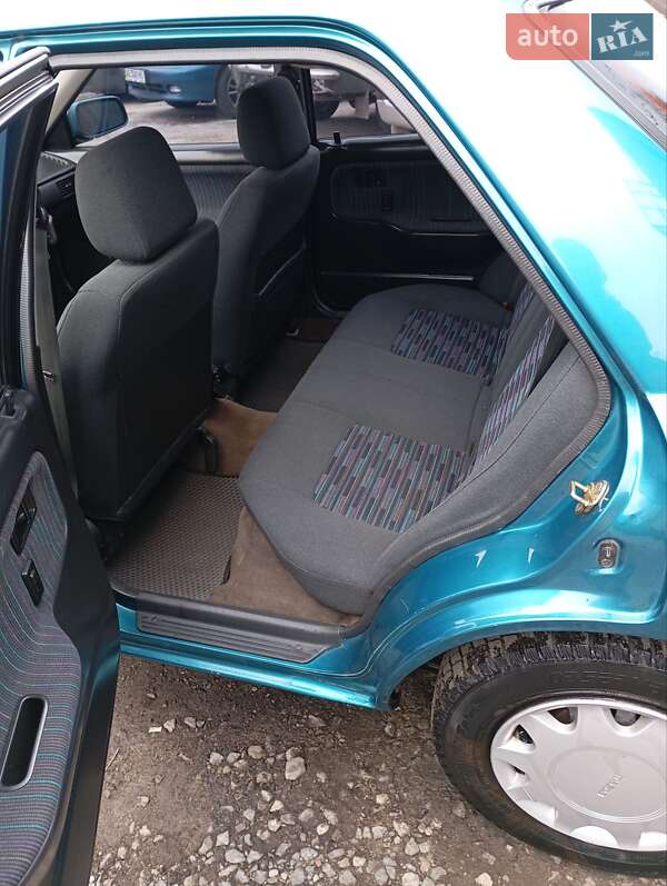 Седан Mazda 323 1995 в Кам'янському