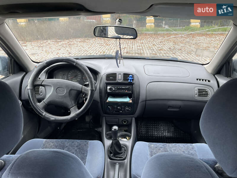 Седан Mazda 323 1999 в Тульчині
