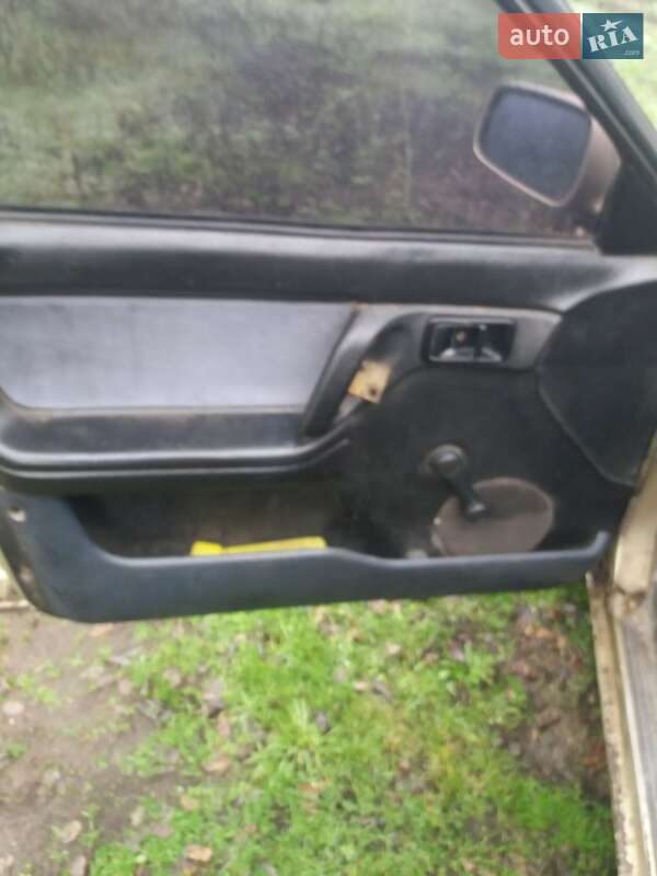 Седан Mazda 323 1992 в Новомиргороде